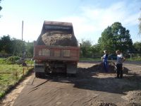 21 сентября 2018 года на территории Батецкого сельского поселения продолжается работа по благоустройству территории спортивной площадки 