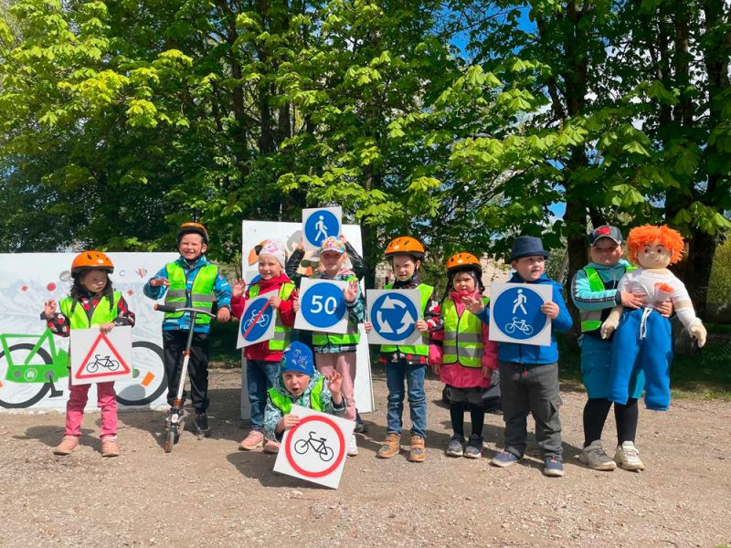 23 мая 2022 года для дошкольников и учащихся 1-6 классов д. Новое Овсино прошел практический урок по Правилам дорожного движения. 