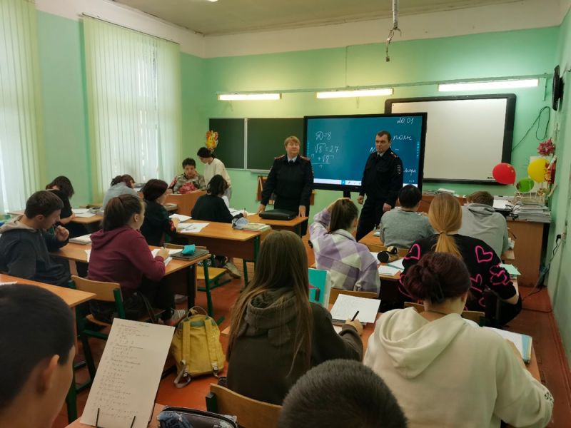 20 января сотрудники полиции провели для обучающихся 9 и к11 классов МАОУ «Средняя школа п. Батецкий» беседу
