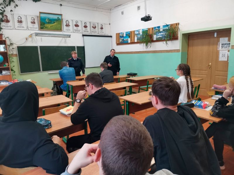 20 января сотрудники полиции провели для обучающихся 9 и к11 классов МАОУ «Средняя школа п. Батецкий» беседу
